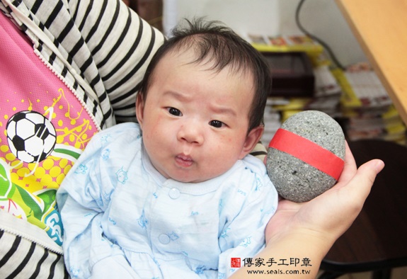 簡寶寶(新北永和區嬰兒寶寶滿月剃頭理髮、免費嬰兒剃胎毛儀式吉祥話)。中國風會場，爸媽寶貝免費穿「日中韓」古裝禮服。專業拍照、DVD光碟、證書。★購買「臍帶章、肚臍章、胎毛筆刷印章」贈送：剃頭、收涎、抓周，三選一。 2015.11.18 照片5
